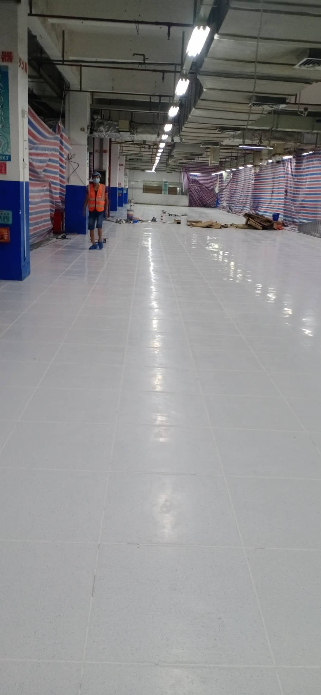 PVC防靜電地板翻（fān）新工程
